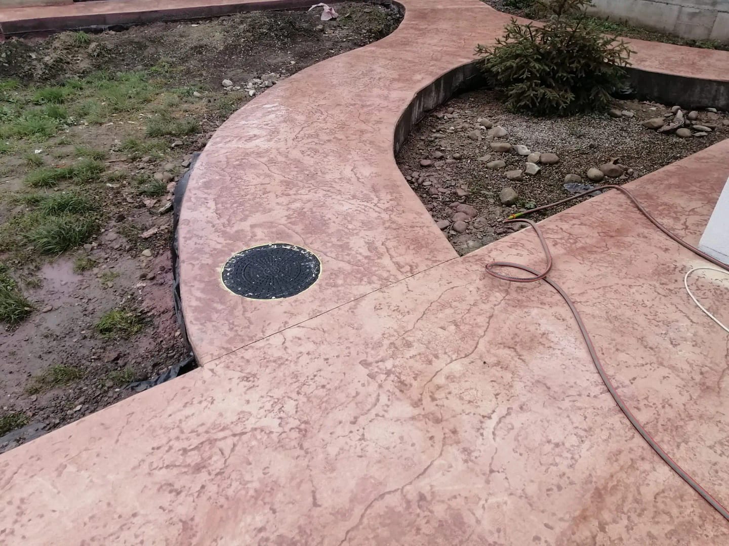 Alee curbată din beton amprentat crem cu design modern