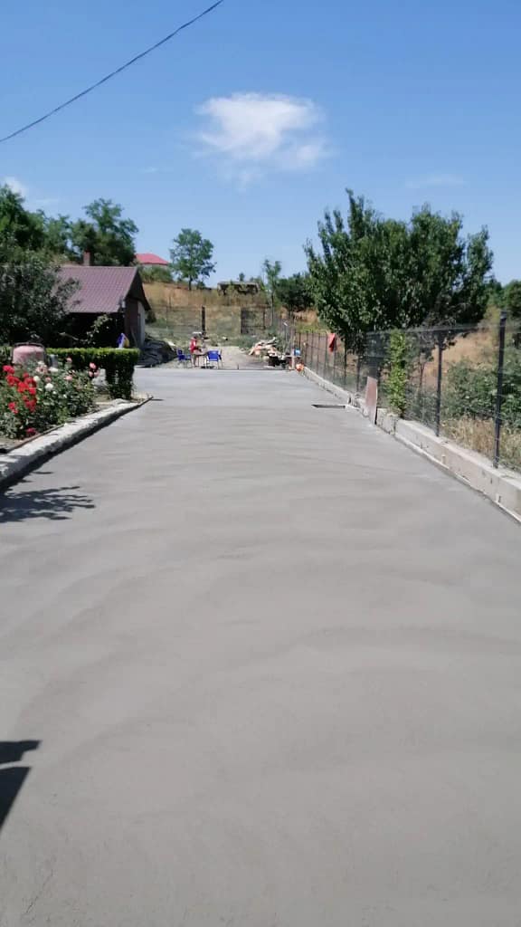 Platformă mare din beton elicopterizat pentru curte rezidențială și acces auto