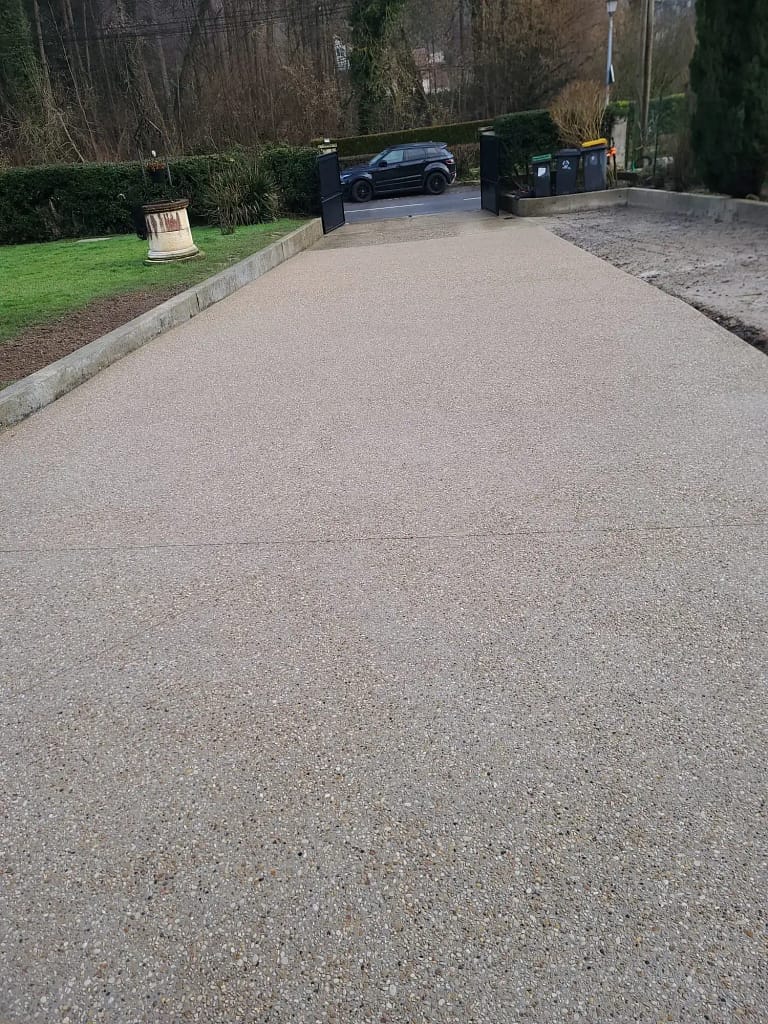 Acces auto din beton dezactivat cu finisaj uniform și aspect premium exterior