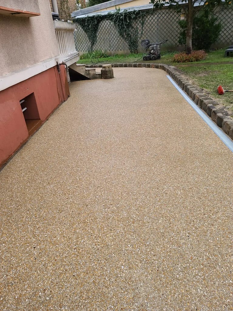Curte din spate amenajată cu beton dezactivat și drenaj lateral executată de Rbeton