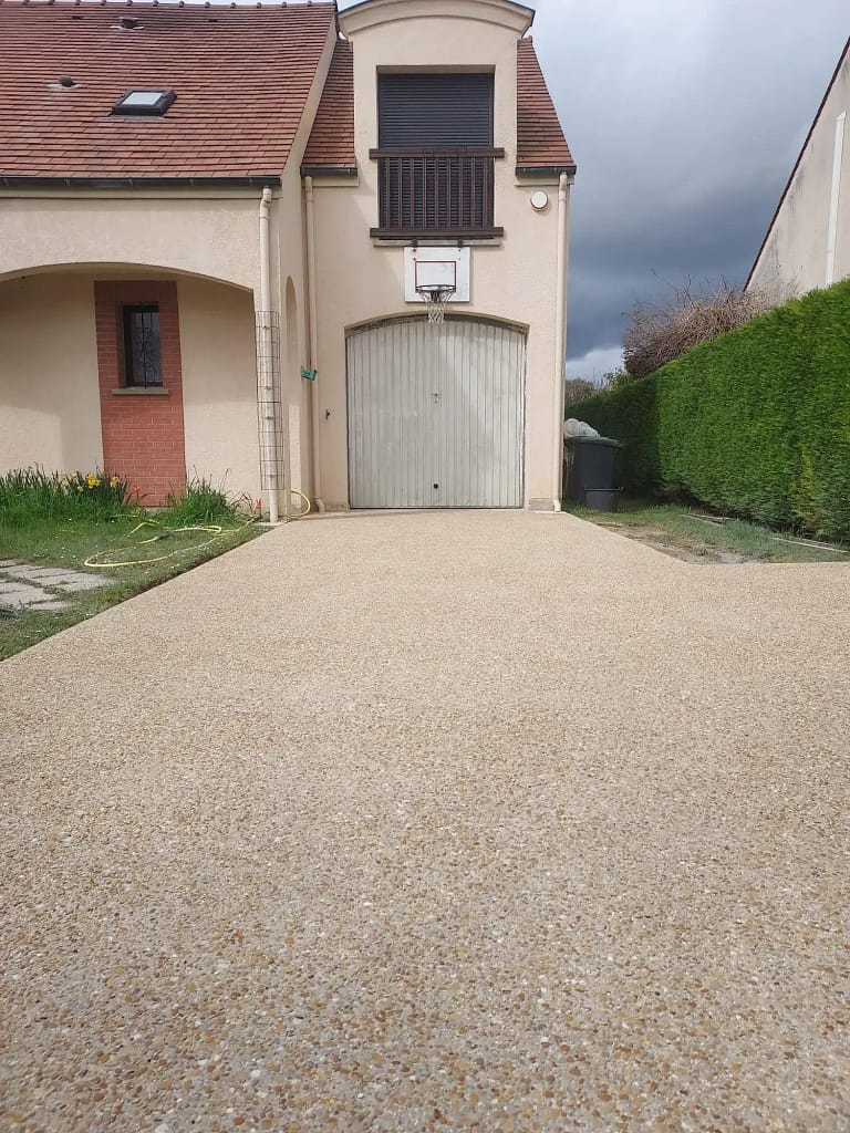Driveway din beton dezactivat pentru acces garaj cu suprafață durabilă și estetică