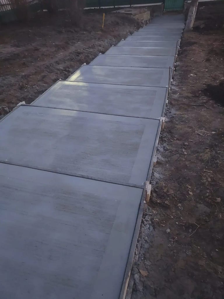 Trepte din beton periat pentru acces pietonal executat profesional