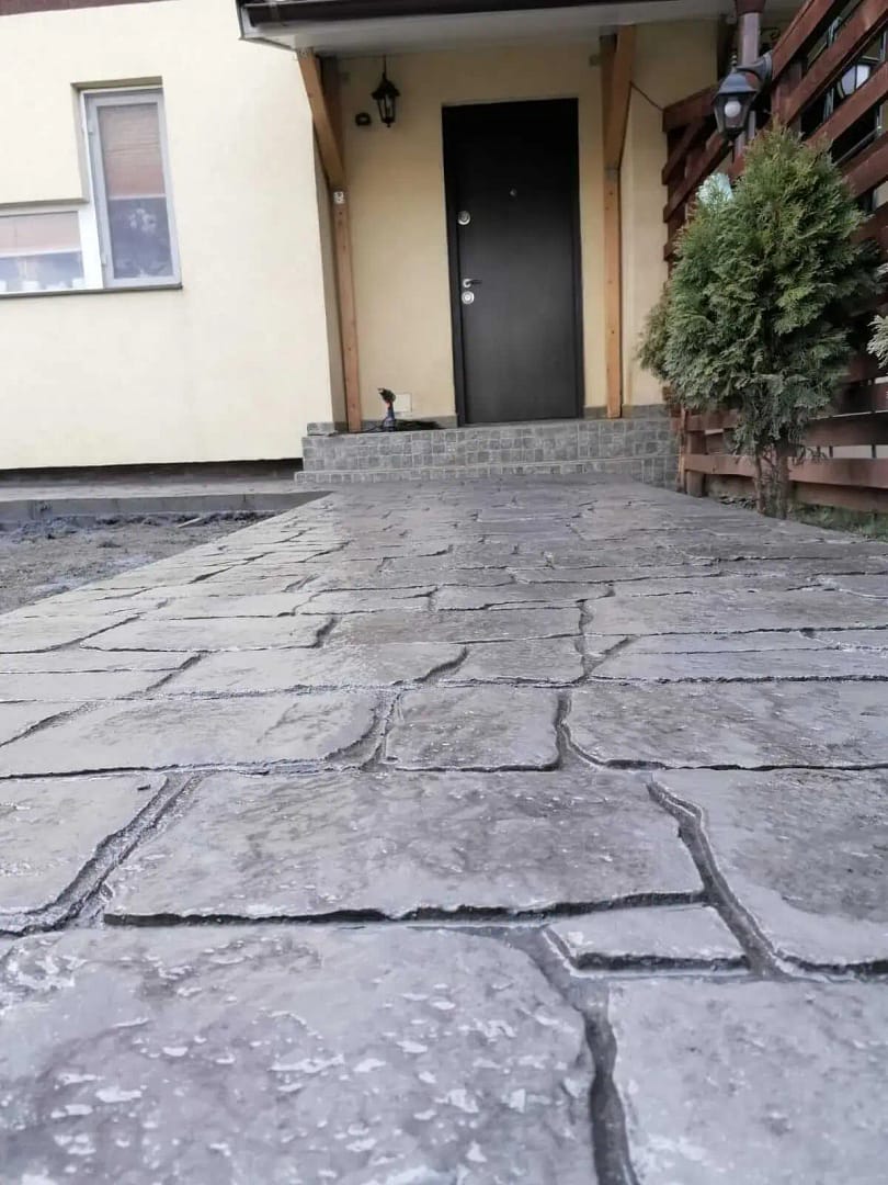 Alee de acces spre casă din beton amprentat gri rustic realizată de RBETON.