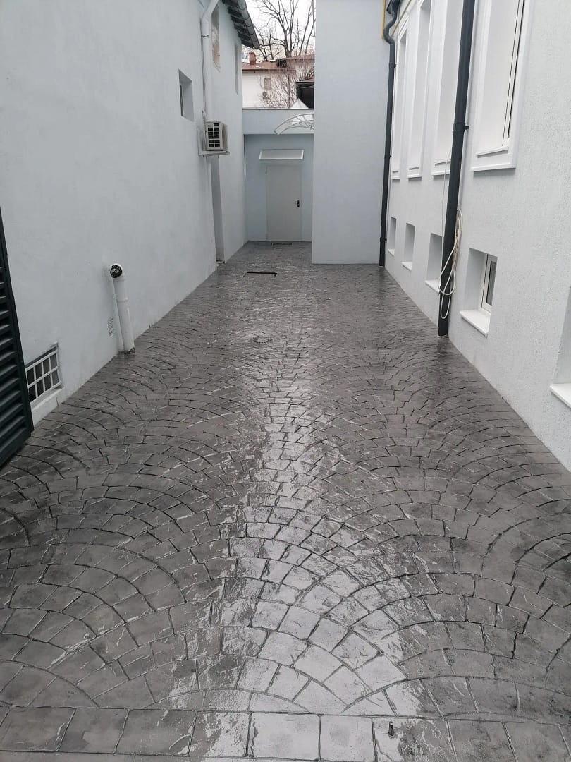 Alee din beton amprentat gri model evantai cobble stone